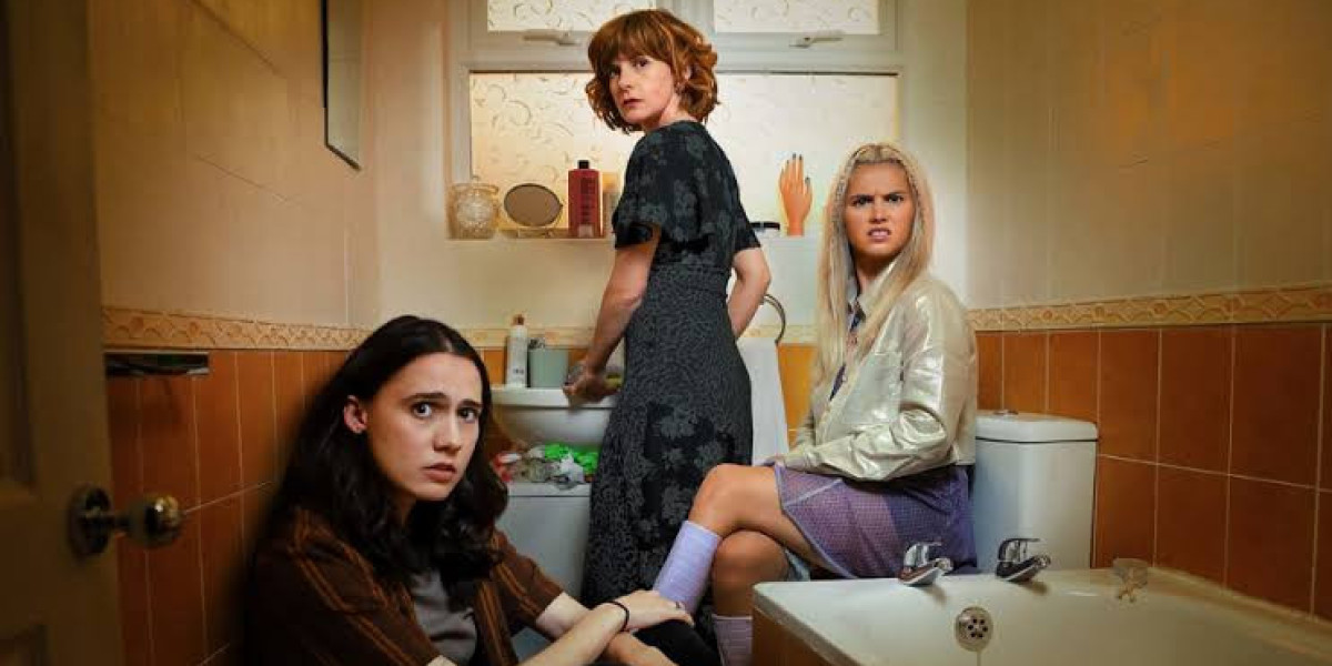 Lizzie Davidson and "Such Brave Girls" Cast Celebrate BAFTA Win and Tease Upcoming Second Season | News