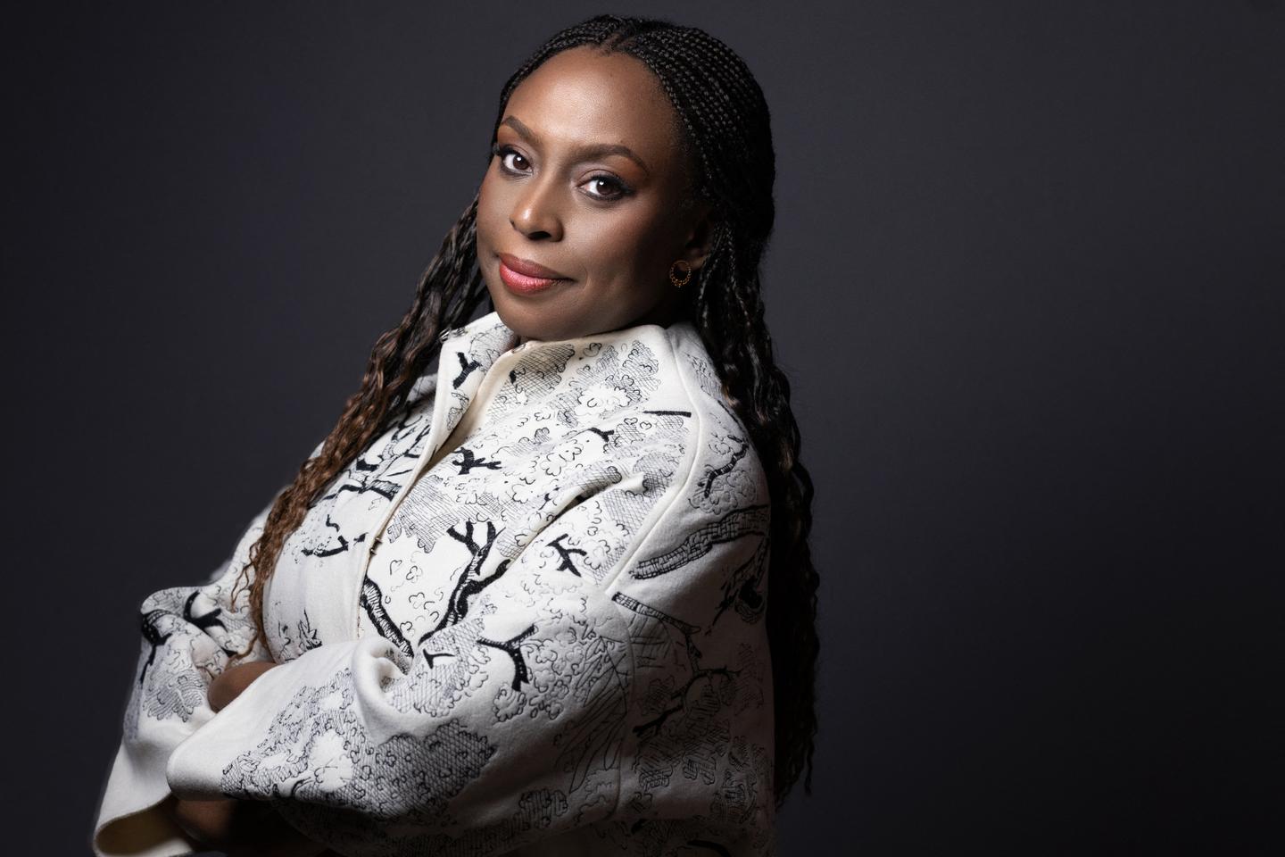 Au Nigeria, après la mort d’un de ses enfants, l’autrice Chimamanda Ngozi Adichie met en cause le système sanitaire